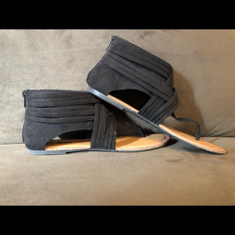 NWOT Makalu Sandals